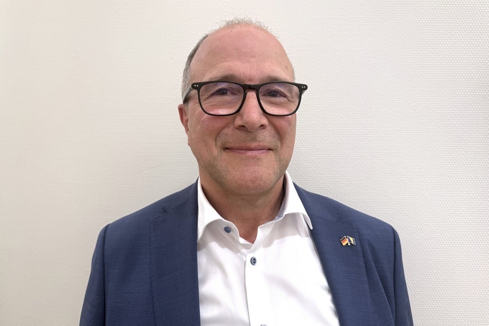 Alexander Hold (64) wird wieder als Richter im Fernsehen zu sehen sein.