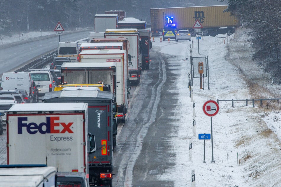 Unfall A24: 45 Menschen an Bord: Unfall mit Reisebus auf A24