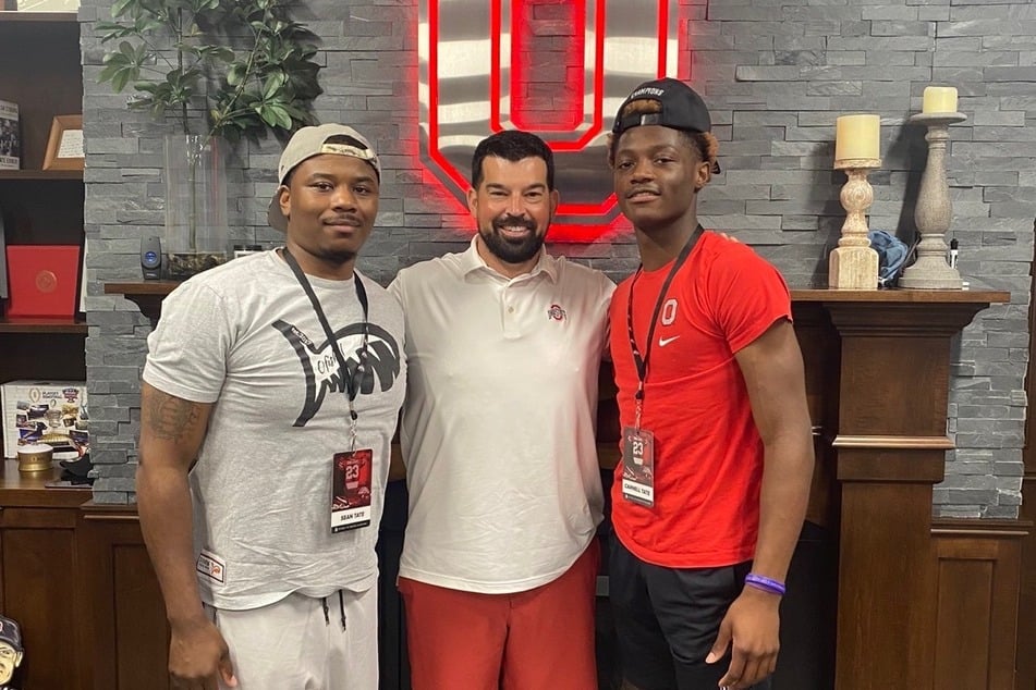 Carnell Tate (r.) with Ohio State head coach Ryan Day (c.) and his father Sean Tate (l.) on his official football program visit to The Ohio State University.