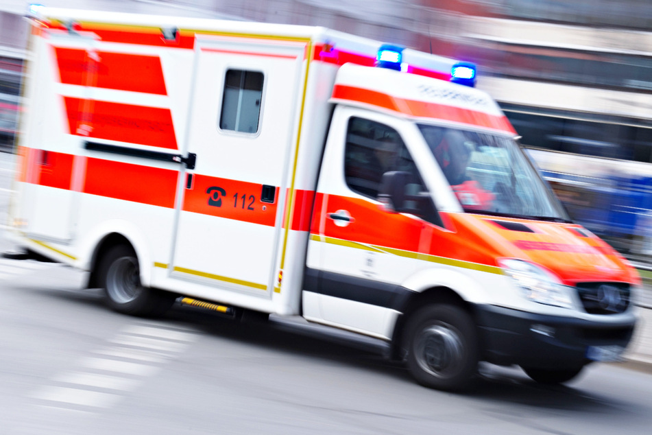 Zwei Autos sind am Mittwochabend in Bayern kollidiert, eine 44 Jahre alte Frau wurde bei dem Crash verletzt. (Symbolbild)