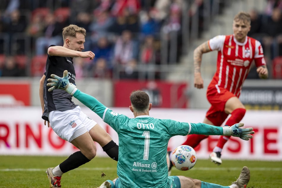 Daniel Haubner (26, r.) brachte Zwickau mit diesem Tor 1:0 in Führung. Erfurts Keeper Lorenz Otto (24) war machtlos.