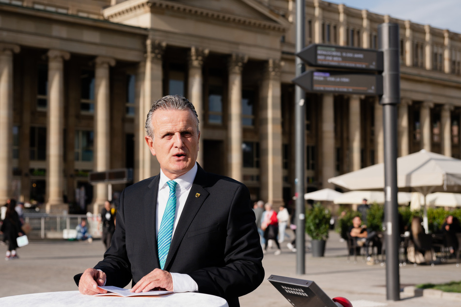 Frank Nopper (61, CDU), Oberbürgermeister von Stuttgart, steht vor dem neuen Fußgänger-Leitsystem.