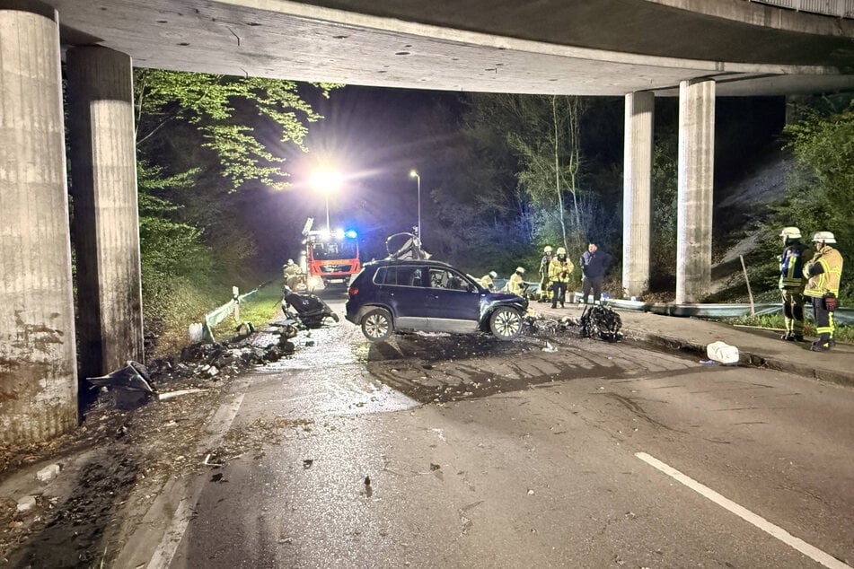 Der Autofahrer prallte gegen einen Brückenpfeiler und verstarb.