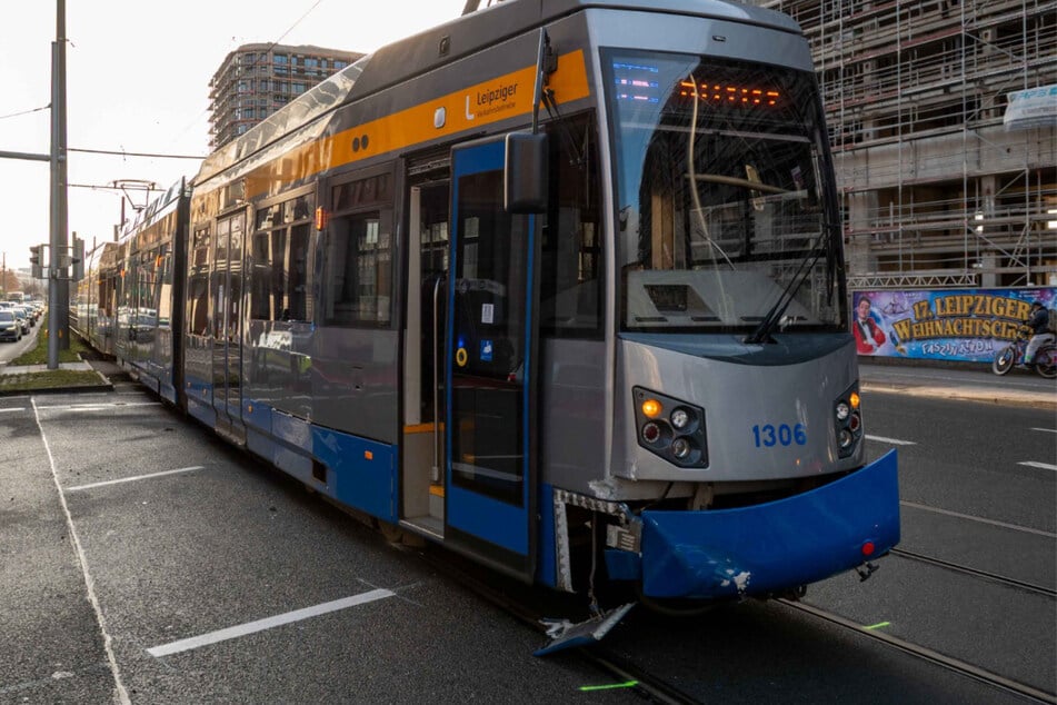 Auch die beteiligte Straßenbahn wurde durch den Unfall beschädigt.