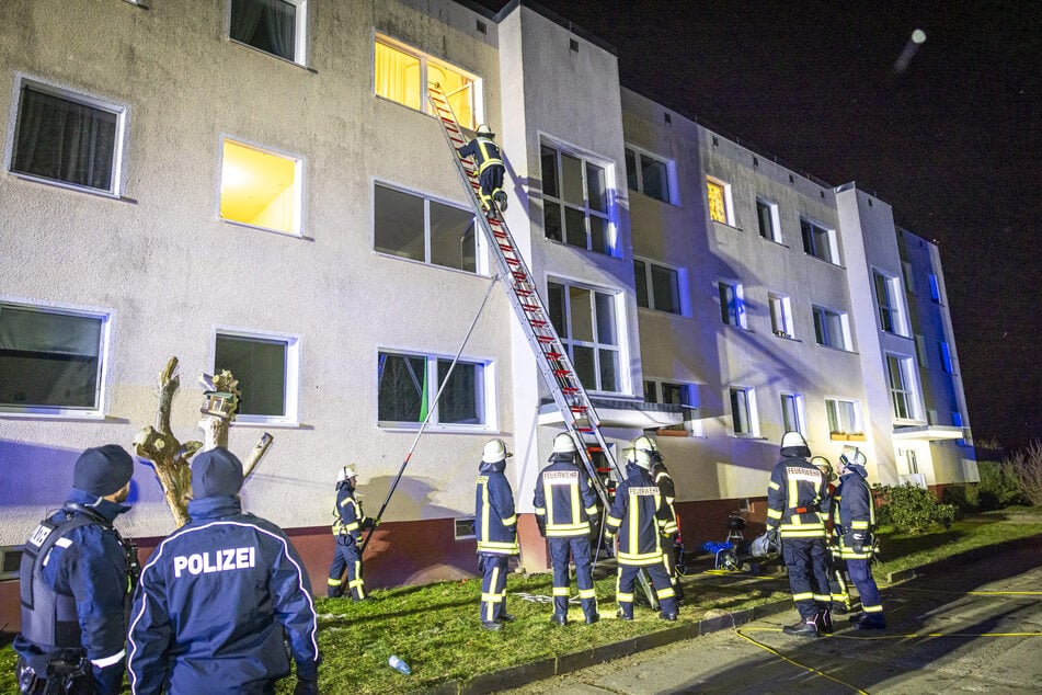 Eine Person musste von der Feuerwehr aus dem verrauchten Gebäude gerettet werden.