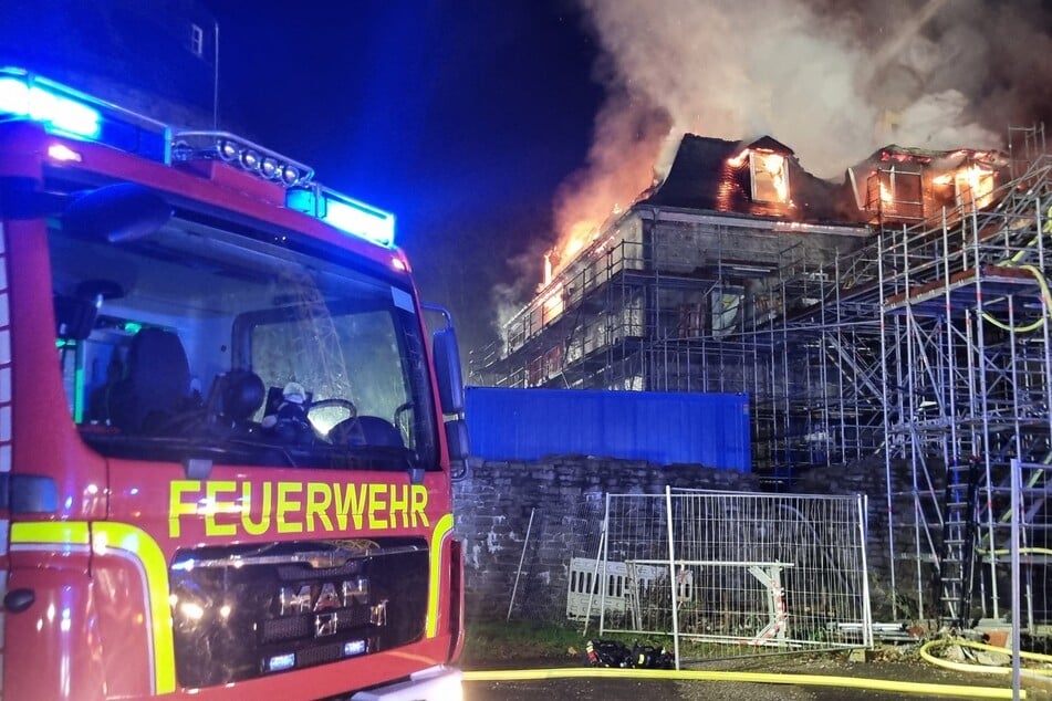 Flammen fressen barockes Schloss in NRW: Feuerwehr im Großeinsatz