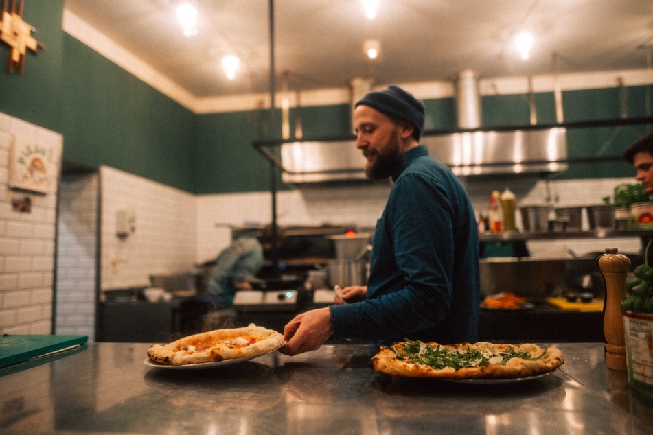 Die Pizza im Basta kommt frisch aus dem Steinofen.