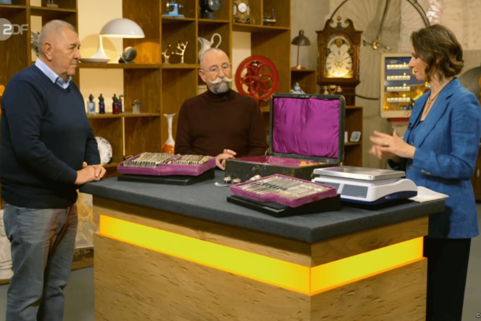 Lutz Tanneberger (l.) möchte bei "Bares für Rares" ein 80-teiliges Besteck-Set verkaufen, dass er von seinen Urgroßeltern geerbt hat.