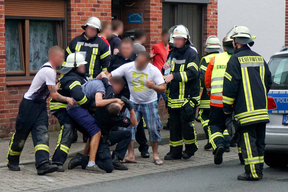 Immer wieder werden Rettungskräfte bei ihren Einsätzen angegriffen. (Symbolfoto)
