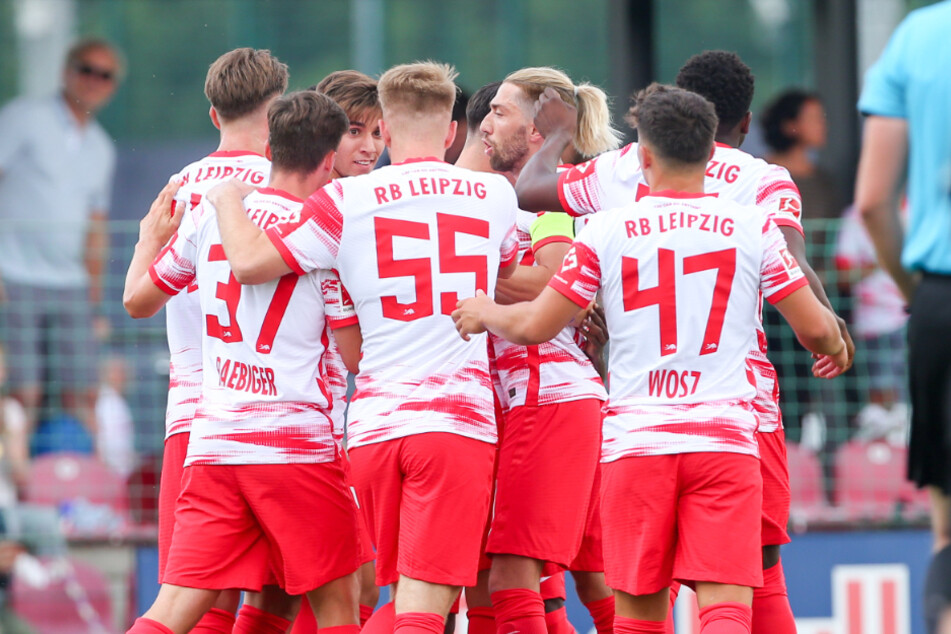 Kevin Kampl (30) führte in der zweiten Hälfte die U19 auf den Platz und feierte mit ihnen das 1:0 durch Lazar Samardzic (19).