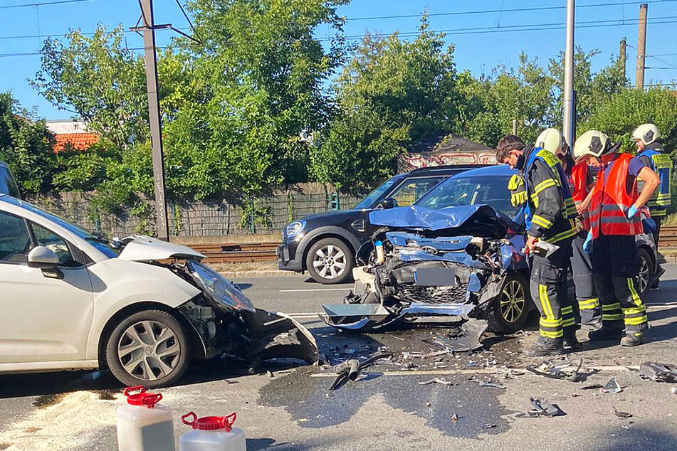 Beim Trinken verschluckt? Hyundai-Fahrer gerät in Gegenverkehr - drei Verletzte