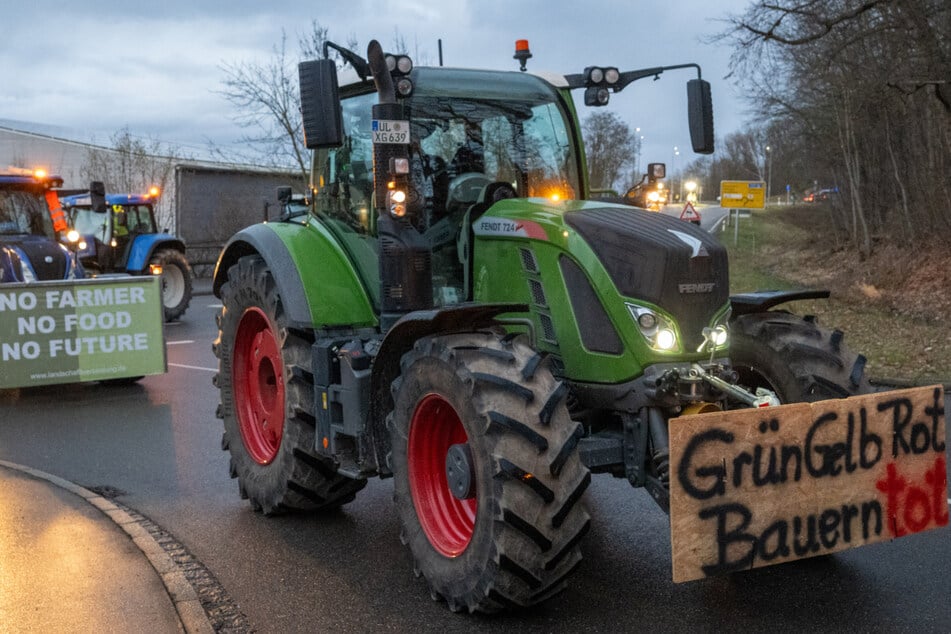 Nach einer Kundgebung des Bauernverbandes gegen die Sparpläne der Bundesregierung fahren Landwirte im Konvoi durch Günzburg.