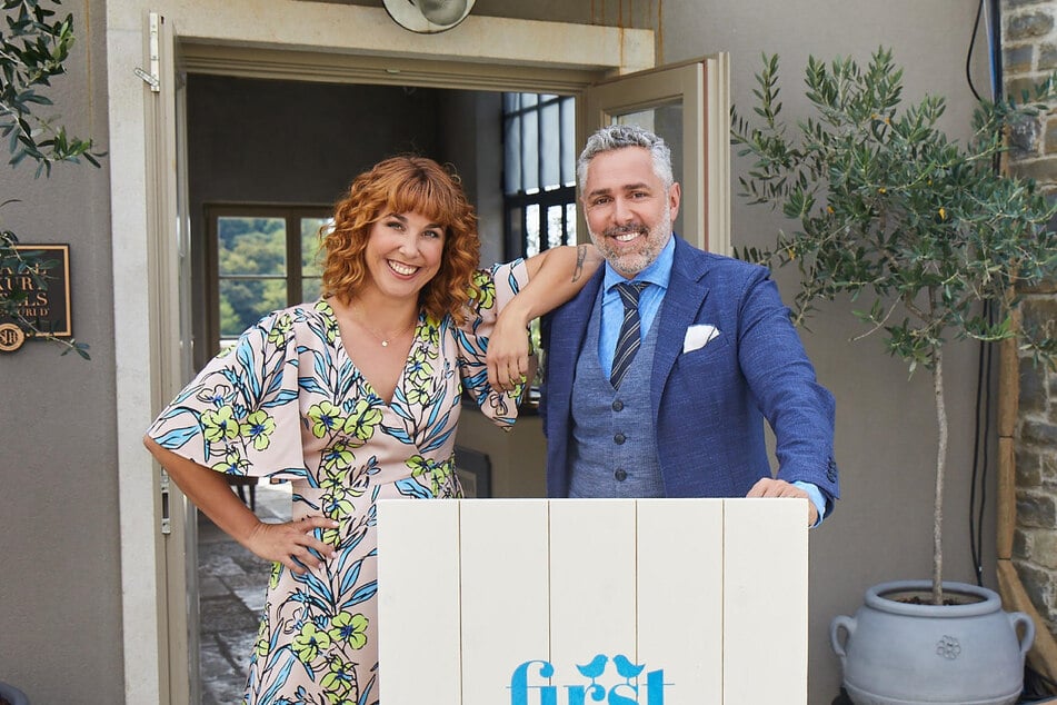 Roland Trettl (54) und Rezeptionistin Aline begrüßen ihre "First Dates Hotel"-Gäste auf Mallorca.