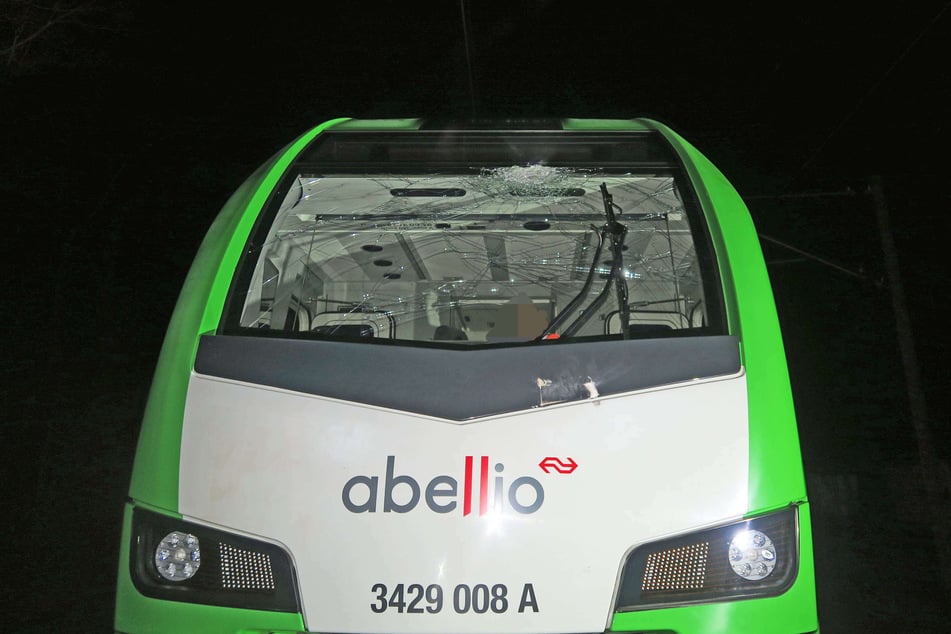 Der Zug der Linie S9 war am 17. März 2021 in Velbert-Neviges mit präparierten Pflastersteinen kollidiert.