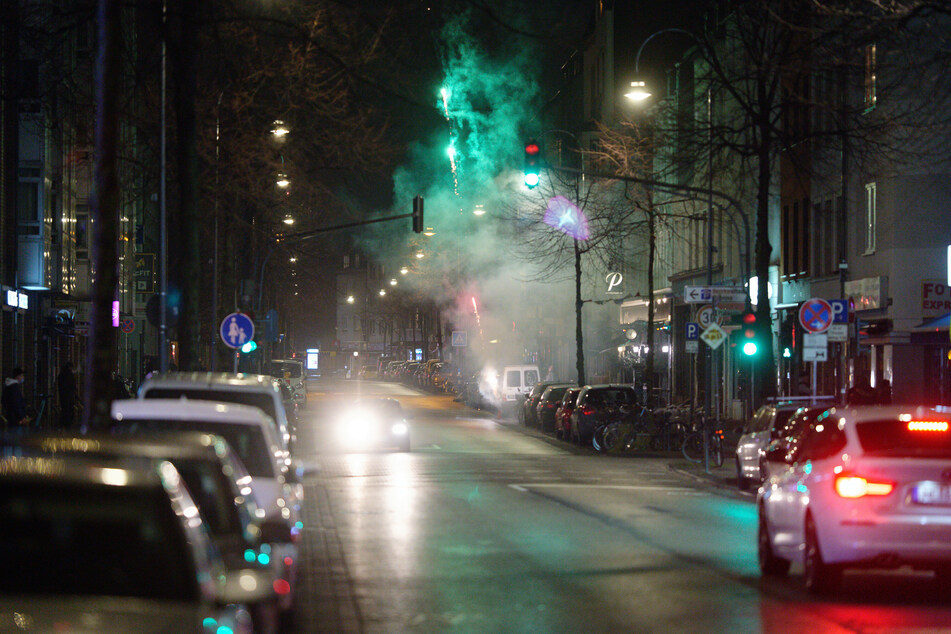 In NRW hat sich das weitreichende Böllerverbot im Rahmen der Corona-Maßnahmen in der Silvesternacht positiv auf die Luftqualität ausgewirkt. Nur vereinzelt gab es in Köln am Silvesterabend Feuerwerk.