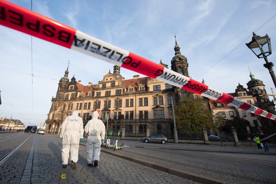 In der Nacht blieb der Sensationsraub im Dresdner Residenzschloss unbemerkt. Erst später rückte die Polizei an und sperrte das Gelände ab.