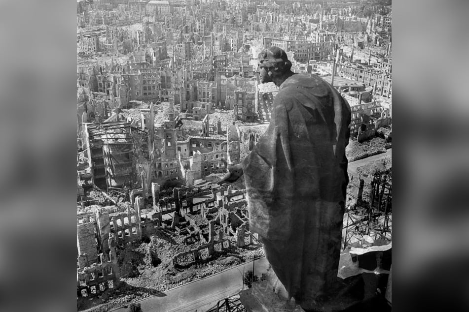 Dresden nach der Zerstörung 1945 - Blick vom Rathausturm nach Süden.