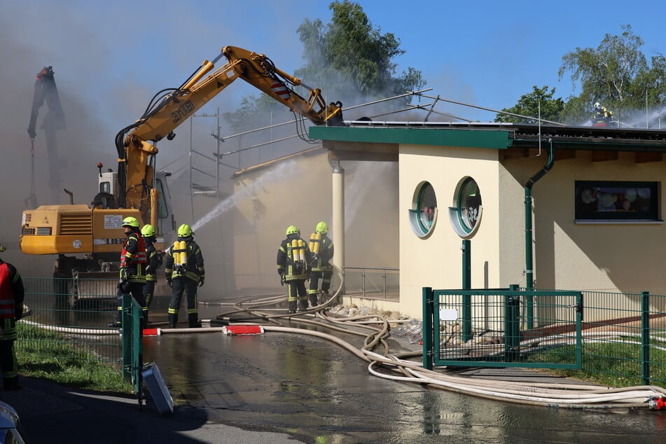 Nach dem Brand war auch ein Bagger im Einsatz, der offenbar Dachteile entfernte.