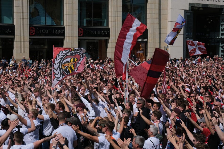 Tausende RB-Fans feierten am Mittag auf dem Leipziger Marktplatz.