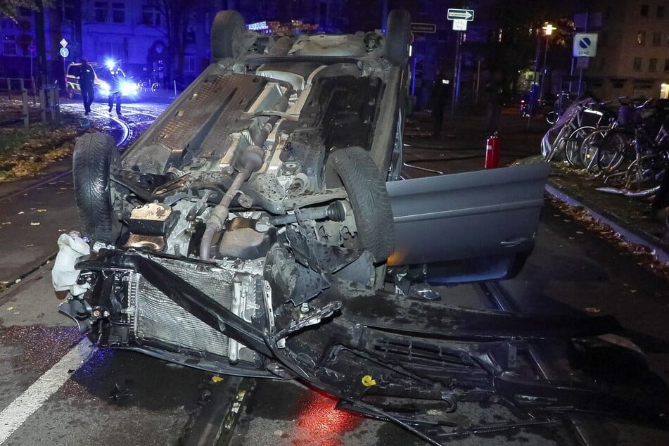 Bei der Flucht überschlug sich der Wagen in der Düsseldorfer Innenstadt.