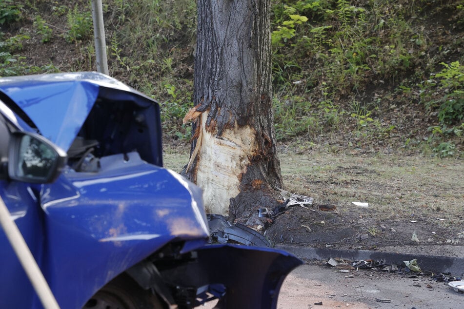 Der Wagen prallte gegen einen Baum in der Hilbersdorfer Straße.