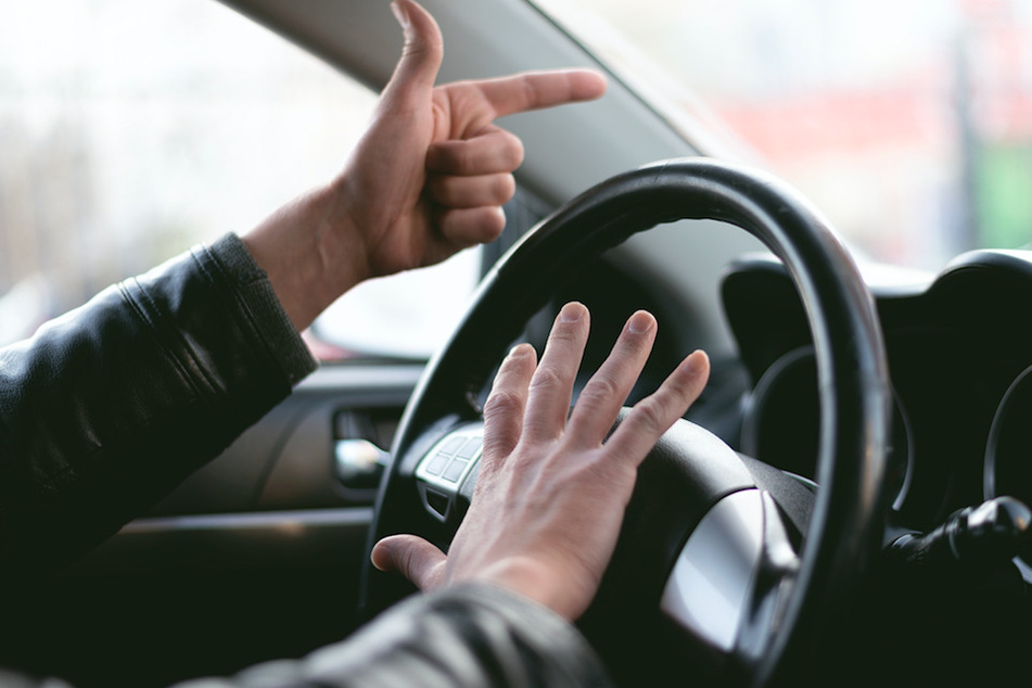 Ein Autofahrer rastete in Schwaben aus, weil ihm Fußgänger zu langsam waren. (Symbolbild)