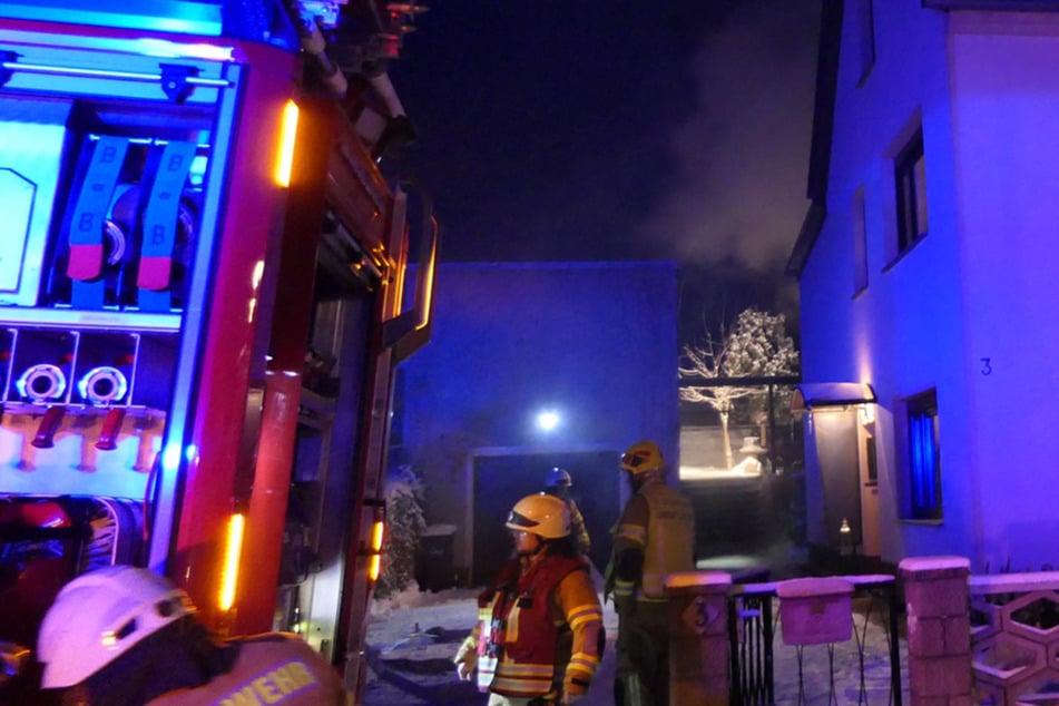 Alles wegen ein paar Kerzen: Vier Feuerwehren bei Brand im Landkreis Leipzig im Einsatz