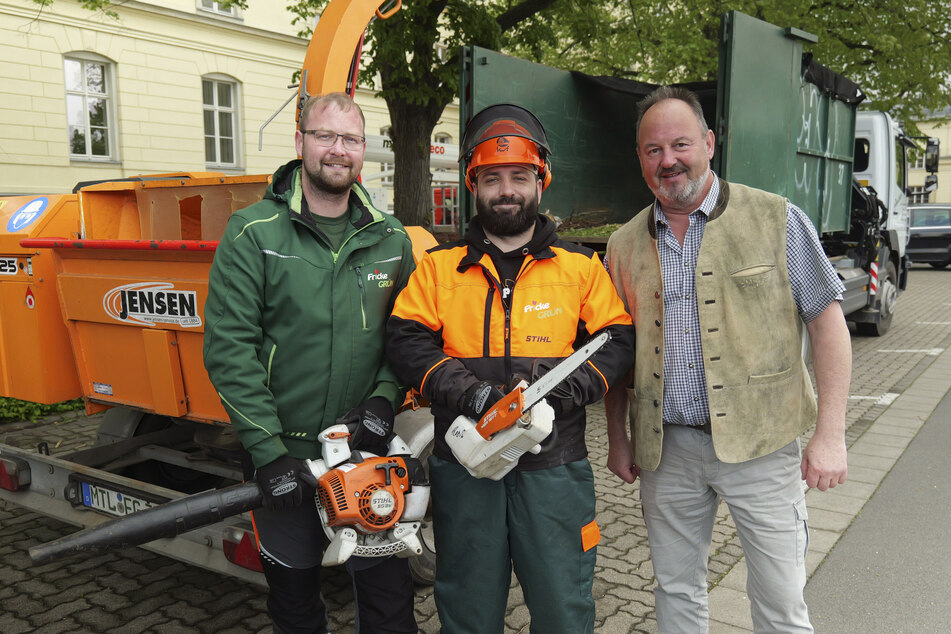 An Tag 1 versucht sich Markus Hanschke (M.), besser bekannt als Dr. Emkus, als Baumpfleger in Wurzen.