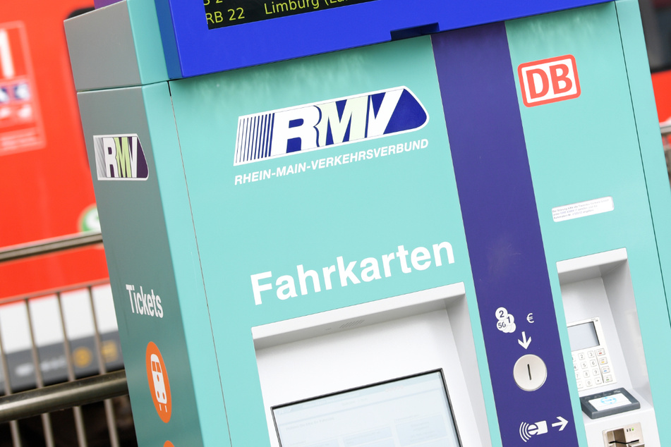Ein Ticket-Automat des Rhein-Main-Verkehrsverbundes (RMV) - in Hessen soll es bald ein günstiges ÖPNV-Ticket für Menschen mit geringem Einkommen geben.