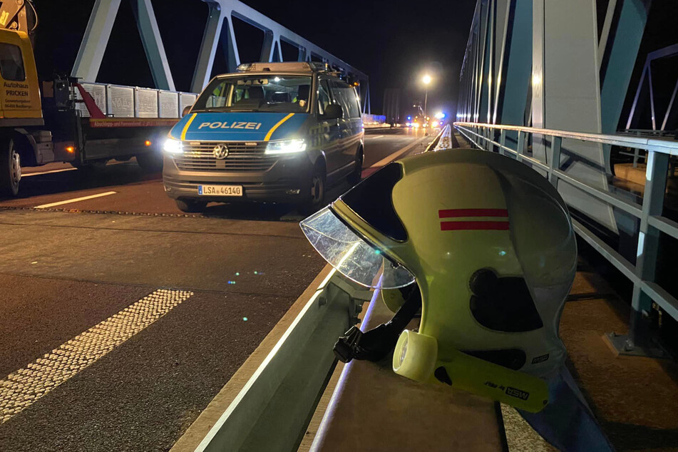 Ein schlimmer Unfall, bei dem ein Mann (†35) starb, führte zu einem langen Einsatz von Polizei und Feuerwehr auf der A36 bei Bernburg.