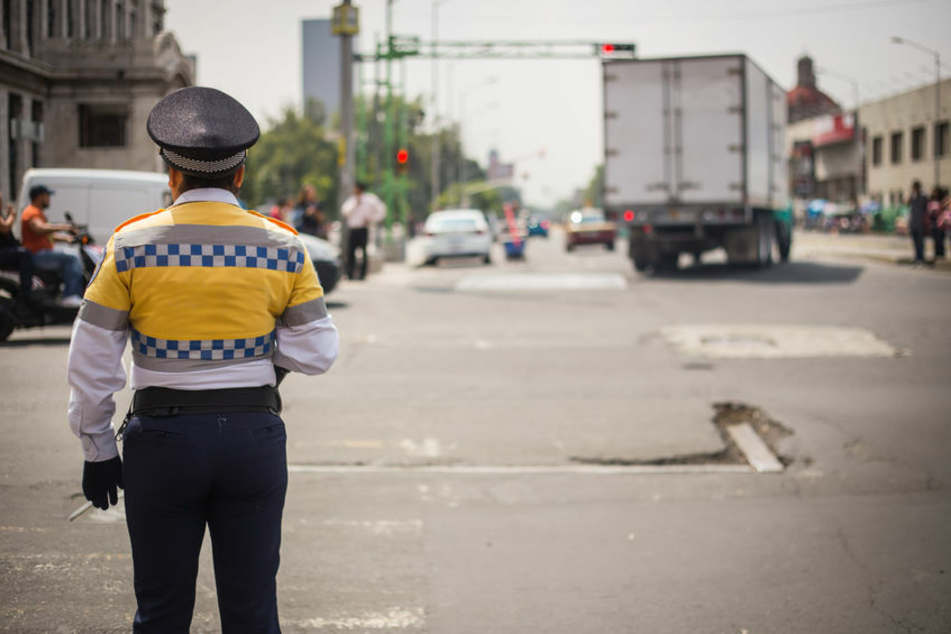 Ein Polizei steht auf einer Straße Mexiko (Symbolbild).