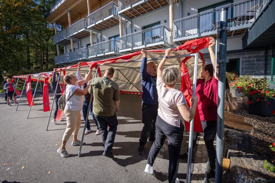 Mit vielen Helfern wurde am Mittwoch vor dem Hotel das Festzelt fürs Jubiläum aufgebaut.