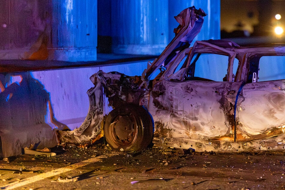 Autofahrer kommt bei Crash gegen Brückenpfeiler auf A67 ums Leben