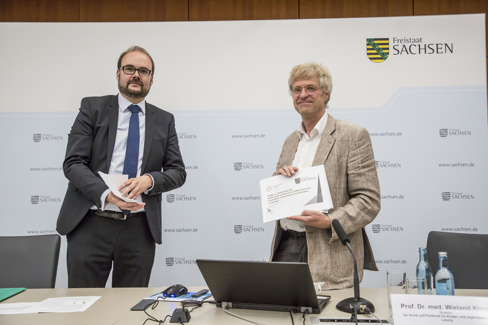 BU-Piwarz-und-Professor: Wieland Kiess (62, r.) vom Uniklinikum Leipzig übergibt die Doppel-Studie Kultusminister Christian Piwarz (45, CDU).
