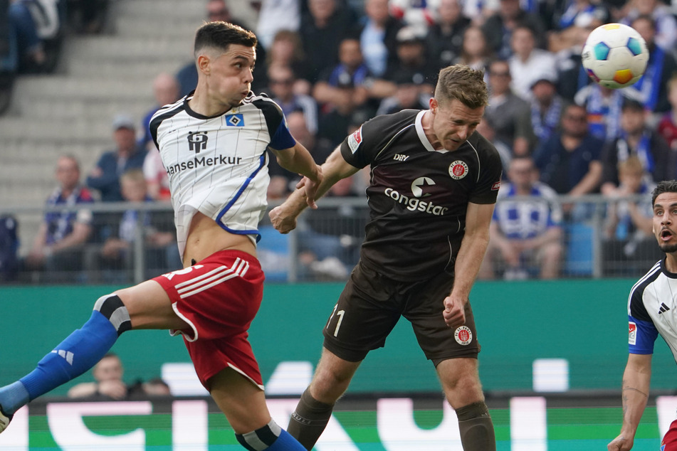 Keine Tore in der ersten Hälfte zwischen dem HSV und St. Pauli. Hier vergibt Johannes Eggestein (r.) eine gute Chance für die Gäste.