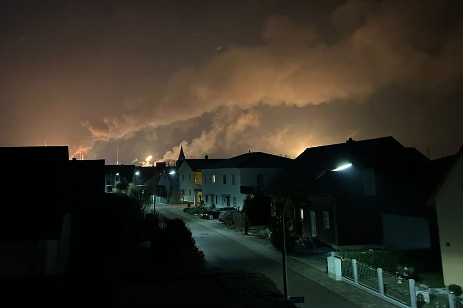 Dichter Rauch steigt nach der Explosion in den Nachthimmel auf.