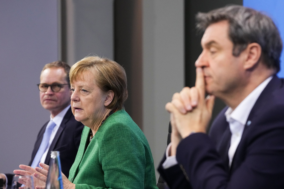 Bundeskanzlerin Angela Merkel (M, CDU), Berlins Regierender Bürgermeister Michael Müller (l, SPD) und Bayerns Ministerpräsident Markus Söder (CSU) nehmen an einer Pressekonferenz im Kanzleramt nach den Beratungen von Bund und Ländern teil.