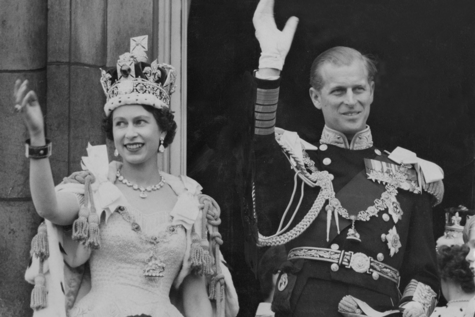 Am 2. Juni 1953 wurde aus Prinzessin Elisabeth offiziell Königin Elizabeth II. von England. Ihre Krönung wurde live im TV übertragen. Nach der Zeremonie winkte sie freudestrahlend gemeinsam mit ihrem Mann den Briten vom Balkon des Buckingham Palastes zu.