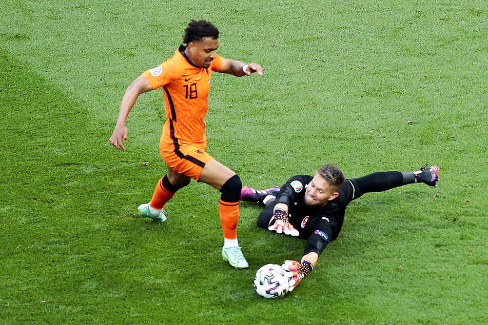 Ein Sinnbild: Donyell Malen (l.) ist einmal durchgebrochen, wird aber in letzter Sekunde noch von Tschechiens Keeper Tomas Vaclik gestoppt.