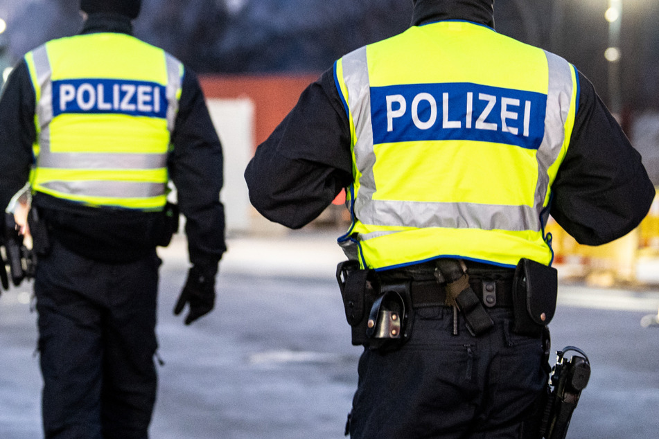 Eine Blutspur führte die Polizei in Oberfranken zu einem medizinischen Notfall. (Symbolbild)