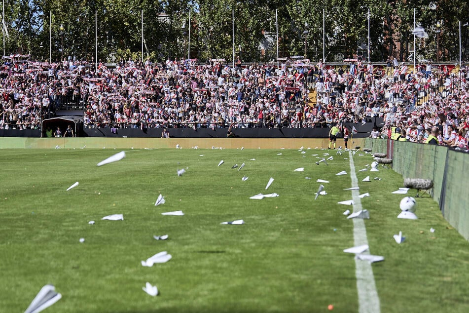 Der Platz war übersät mit Papierfliegern.