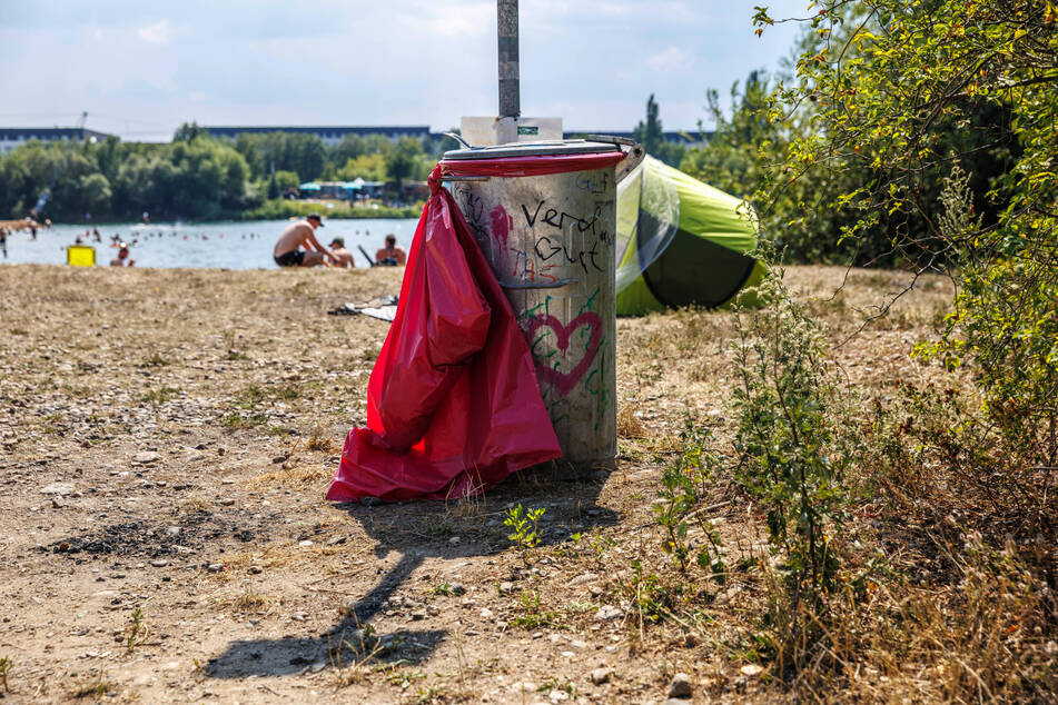 Obwohl es ausreichend Mülltonnen gibt, schmeißen Besucher ihren Müll achtlos in den Sand und ins Gebüsch.