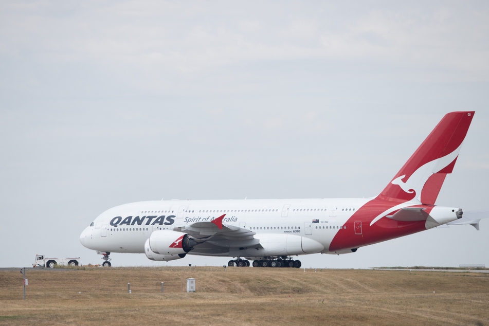 Die australische Fluggesellschaft Qantas stellt vorübergehend 2500 Mitarbeiter frei. Die Gewerkschaft Australian Services Union (ASU) bezeichnete die Ankündigung als "verheerend" für die Betroffenen. "Diese Mitarbeiter haben 18 Monate der Hölle hinter sich - viele haben ihre Ersparnisse aufgebraucht", erklärte eine Gewerkschaftssprecherin.