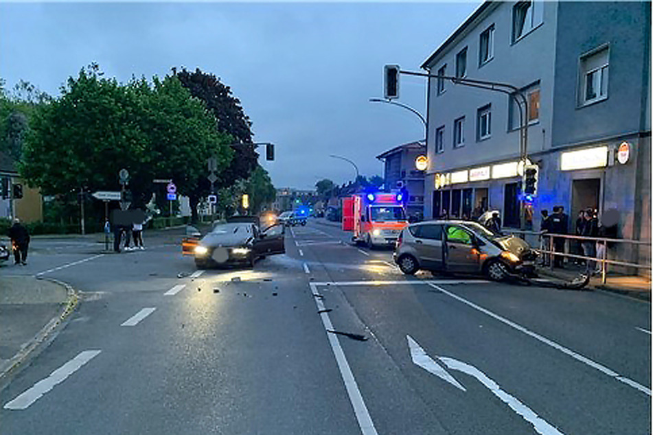 Bei einem Kreuzungs-Crash in Wülfrath wurde eine 50-jährige Frau schwer verletzt.