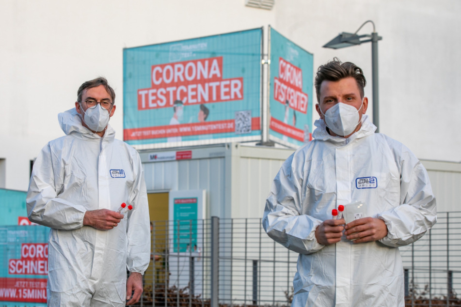Christoph Kniehase (57, l.) und David Timm (31) haben das Schnelltest-Zentrum aufgebaut. Am Freitag geht's los.