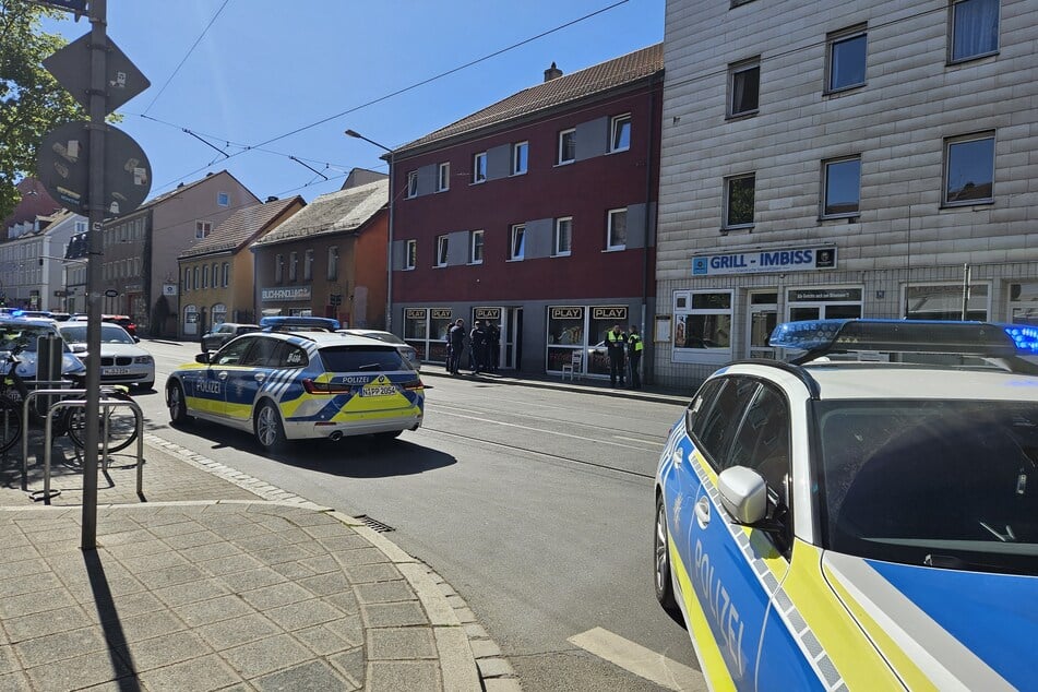 Polizeiautos stehen vor der Spielhalle in der Johannisstraße in Nürnberg.