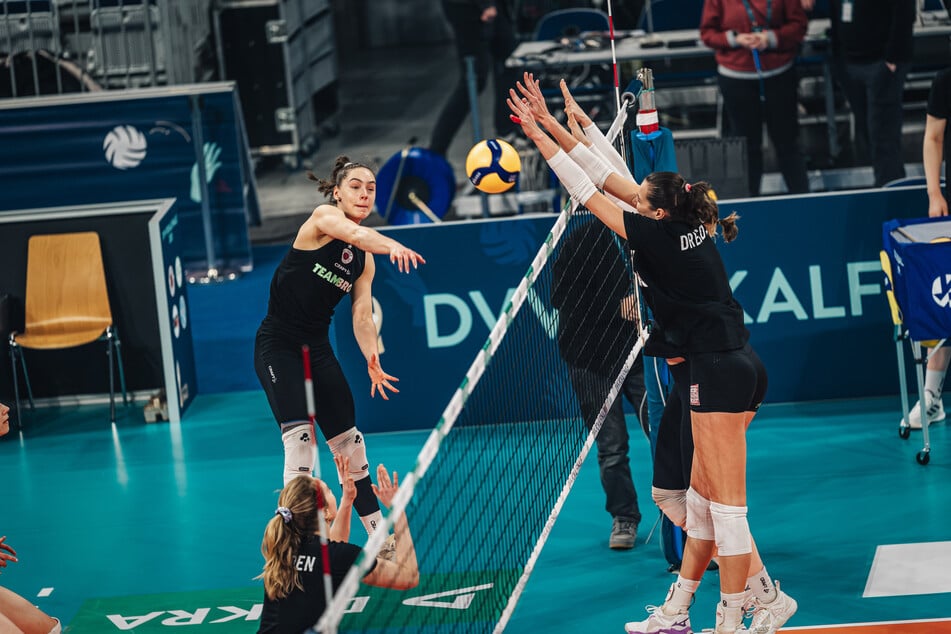 Lorena Lorber Fijok (l.) im Angriff im Training am Mittag.