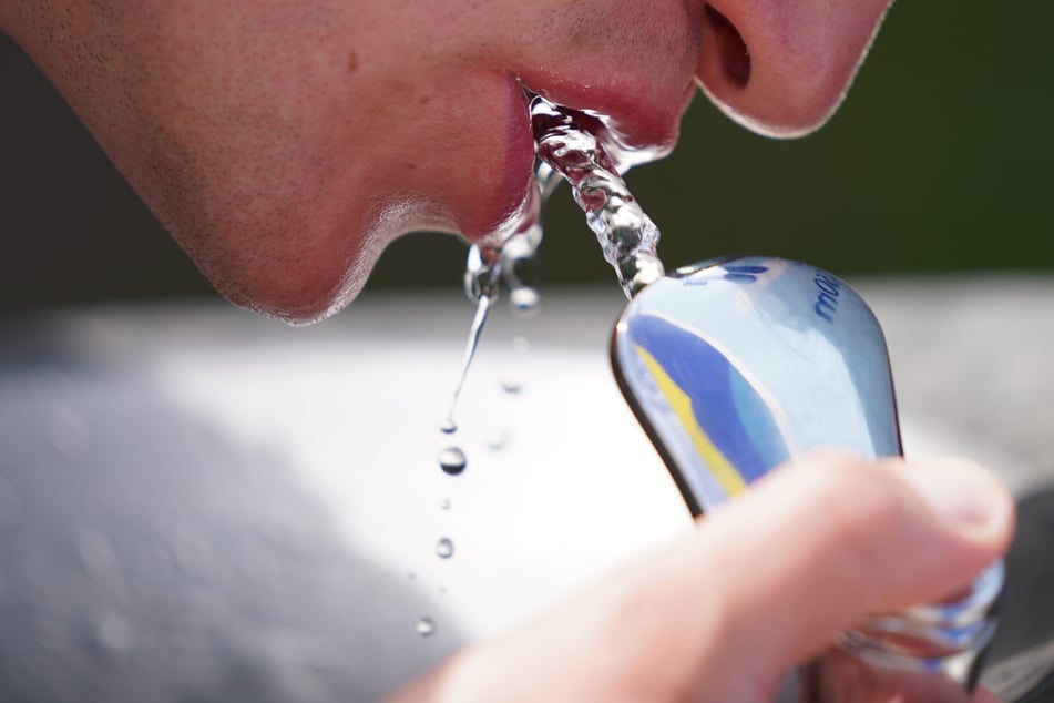 Grund für die anstehende Hitzewelle ist ein Hochdruckgebiet über Mitteleuropa. Viel zu trinken ist daher wichtig. (Symbolfoto)