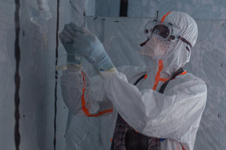 A volunteer has received the first dose of a new vaccine aimed at ending the deadly Ebola outbreak in the Democratic Republic of Congo.