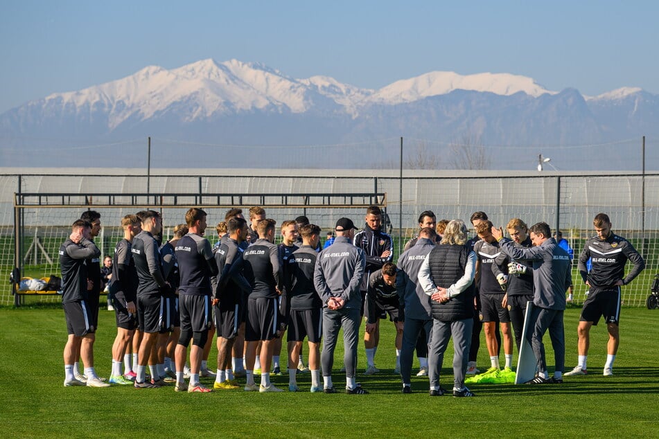 Kulisse und Wetter passten: Die Dynamos auf ihrem Trainingsplatz, im Hintergrund das mit Schnee bedeckte Taurusgebirge.